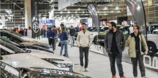 Visitantes en la Feria del Vehículo de Ocasión en Valencia observando coches