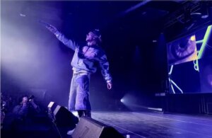 Fernandocosta actuando en el Auditorio Roig Arena durante su concierto