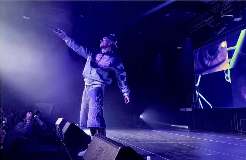 Fernandocosta actuando en el Auditorio Roig Arena durante su concierto