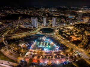 Vista nocturna del festival BigSound en Torrent con luces y actividades.