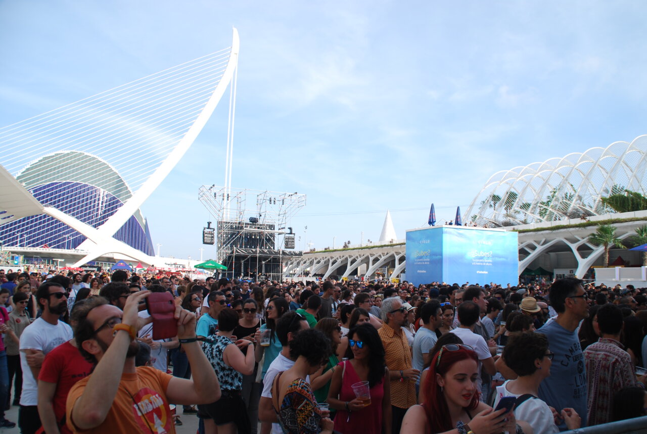 Multitud de personas disfrutando en un festival en Valencia