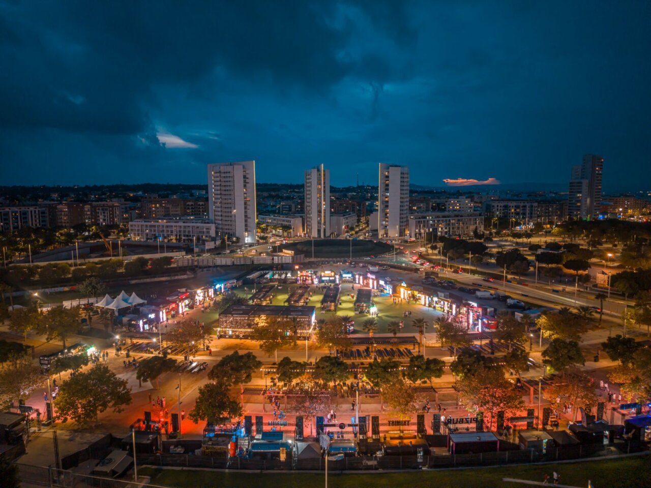 Vista nocturna del festival BigSound en Torrent con luces y actividades