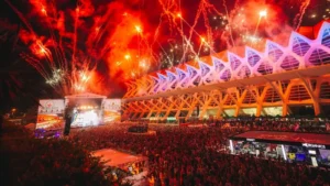 Multitud en festival con fuegos artificiales en la Ciudad de las Artes y las Ciencias