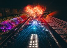 El Consell establecerá los requisitos Vista aérea del festival en la Ciudad de las Artes y las Ciencias con fuegos artificiales