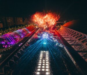 Vista aérea del festival en la Ciudad de las Artes y las Ciencias con fuegos artificiales