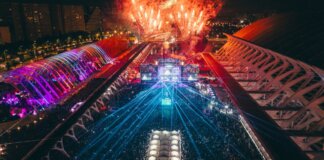 Vista aérea del festival en la Ciudad de las Artes y las Ciencias con fuegos artificiales