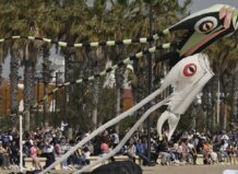 Festival de cometas en la playa del Cabanyal con espectadores