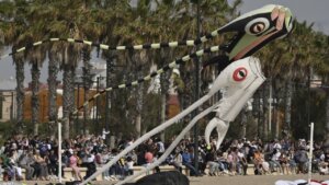 Festival de cometas en la playa del Cabanyal con espectadores