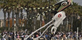 Festival de cometas en la playa del Cabanyal con espectadores