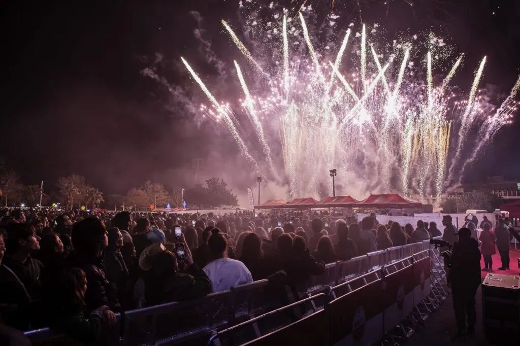 Espectáculo de fuegos artificiales en un festival de música en Torrent