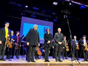 Presentación del festival musical Vila d'Alcàsser con músicos en el escenario