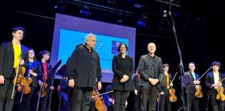 Presentación del festival musical Vila d'Alcàsser con músicos en el escenario