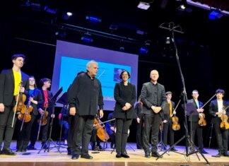 La música vuelve a llenar la agenda cultural de Alcàsser con la segunda edición del festival Vila d’Alcàsser Presentación del festival musical Vila d'Alcàsser con músicos en el escenario