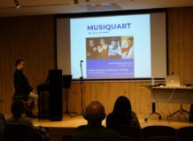 Presentación del festival MusiQuart en Quart de Poblet con pianista y presentadora.
