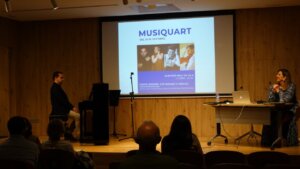 Presentación del festival MusiQuart en Quart de Poblet con pianista y presentadora.
