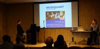 Presentación del festival MusiQuart en Quart de Poblet con pianista y presentadora.