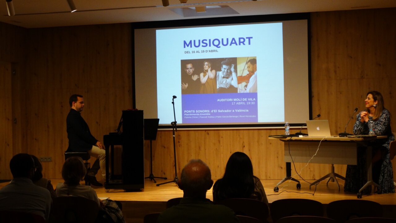 Presentación del festival MusiQuart en Quart de Poblet con pianista y presentadora.