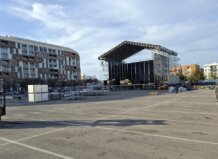 Escenario montado para un festival en Quart de Poblet, con edificios de fondo.