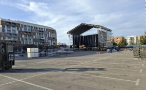 Escenario montado para un festival en Quart de Poblet, con edificios de fondo.