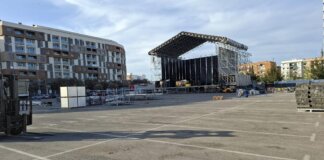Escenario montado para un festival en Quart de Poblet, con edificios de fondo.