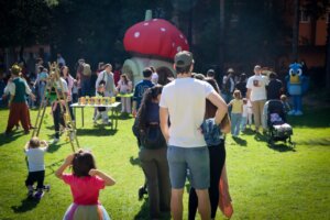 Familias disfrutando de actividades en la Fiesta de la Primavera en l'Hort de Trénor