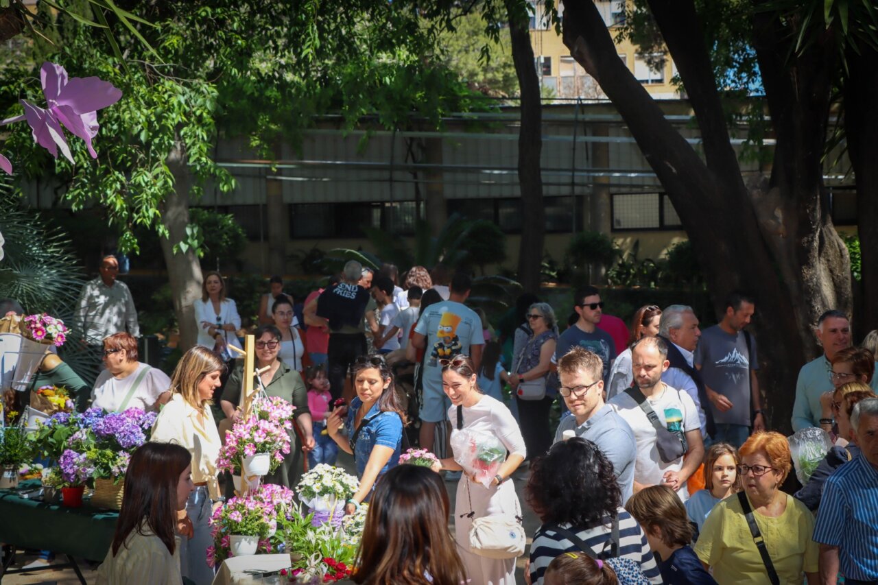 Familias disfrutando de la Fiesta de la Primavera en l'Hort de Trénor