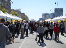 Multitud de personas visitando estands en la Fira del Comerç de Quart de Poblet