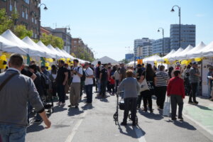 Multitud de personas visitando estands en la Fira del Comerç de Quart de Poblet