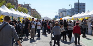 Multitud de personas visitando estands en la Fira del Comerç de Quart de Poblet