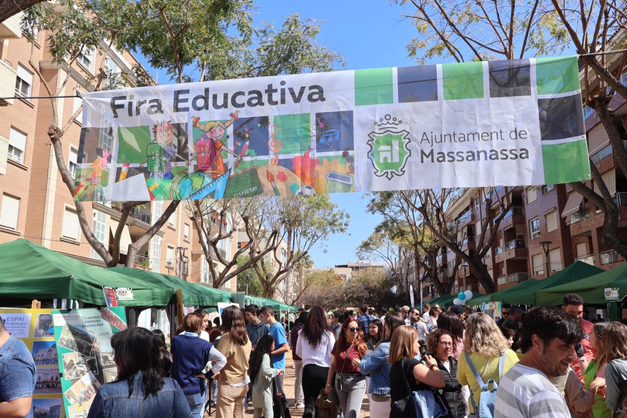 Feria Educativa en Massanassa con familias y actividades lúdicas