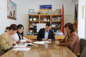 Reunión de firma de convenio entre el Ayuntamiento y Fem Salut Mental