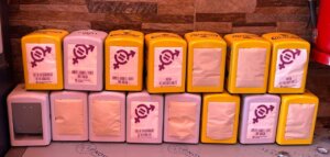 Servilletas de papel con mensajes de igualdad y contra la violencia machista en Foios