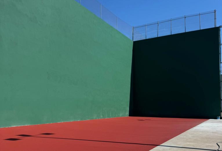 Frontó xicotet del poliesportiu municipal de Foios completamente renovado