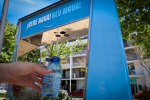 Fuente de agua refrigerada en Torrent con una mano llenando una botella