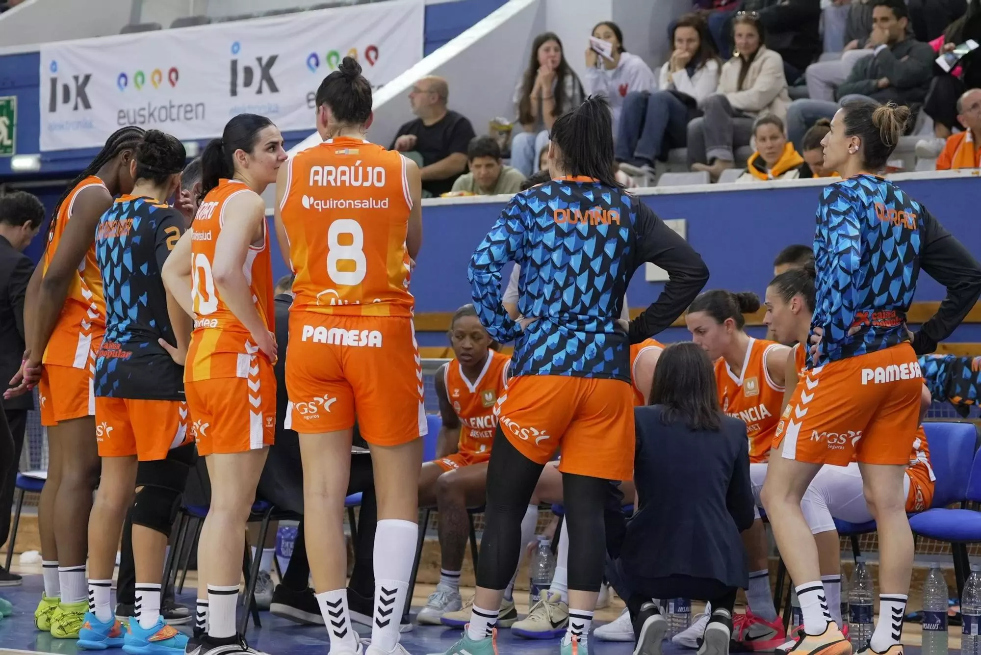 Jugadoras del Valencia Basket en un tiempo muerto durante el partido