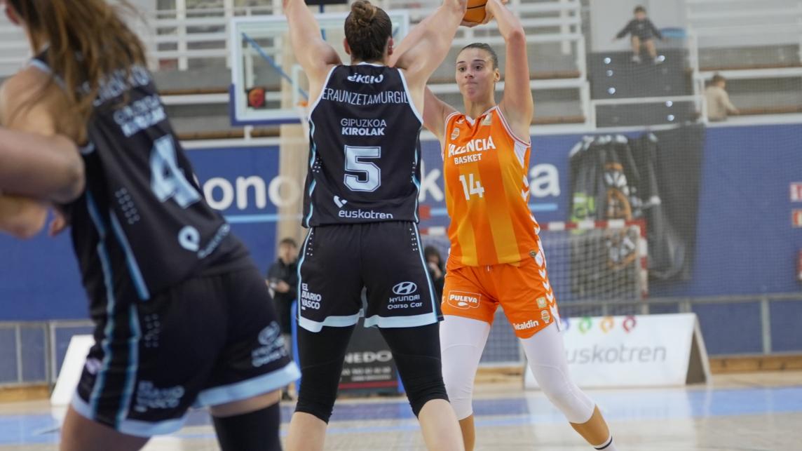 Jugadora de Valencia Basket en acción durante un partido contra IDK Euskotren