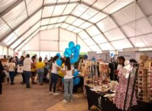 Interior de la Gran Feria del Comercio en Paterna con stands y visitantes