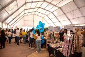 Interior de la Gran Feria del Comercio en Paterna con stands y visitantes