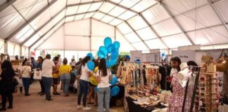 Interior de la Gran Feria del Comercio en Paterna con stands y visitantes