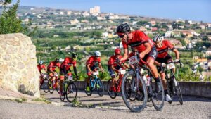 Ciclistas compitiendo en el Gran Fondo Internacional de ciclismo en La Marina