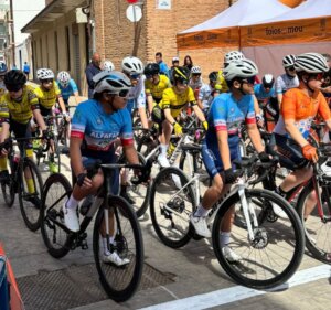 Niños y niñas preparados para competir en el Gran Premio de Escuelas Ciclistas en Foios.