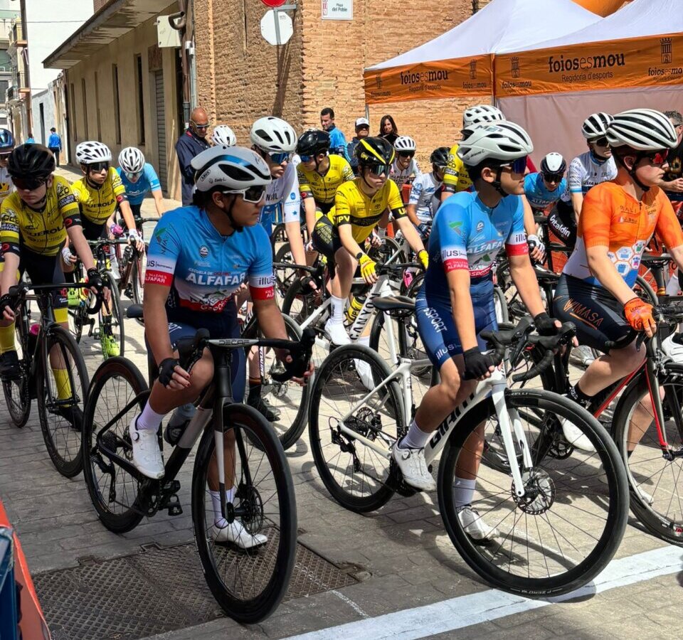 Niños y niñas preparados para competir en el Gran Premio de Escuelas Ciclistas en Foios.