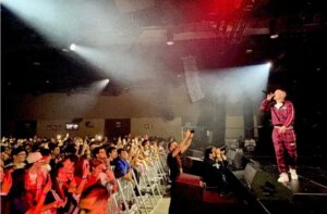 El rapero Grecas actuando en el Roig Arena ante una multitud entusiasta.