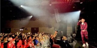El rapero Grecas actuando en el Roig Arena ante una multitud entusiasta.