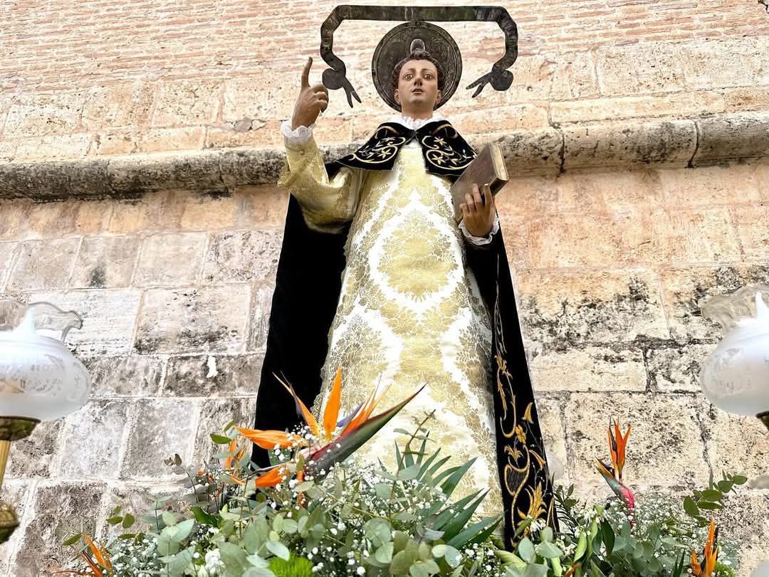 Estatua de San Vicente Ferrer decorada con flores en Torrent
