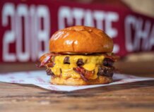 Hamburguesa Singular de Hundred Burgers con carne, cheddar y beicon