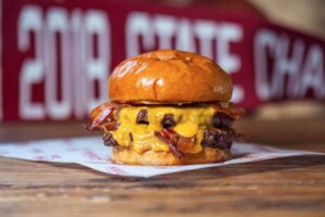 Hamburguesa Singular de Hundred Burgers con carne, cheddar y beicon