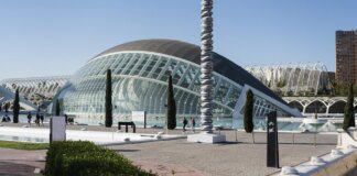 Vista del Hemisfèric en su 28 aniversario con telescopios