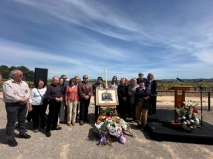 Grupo de personas en un acto homenaje a Rafael Belda en Manises