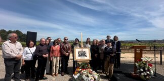 Grupo de personas en un acto homenaje a Rafael Belda en Manises